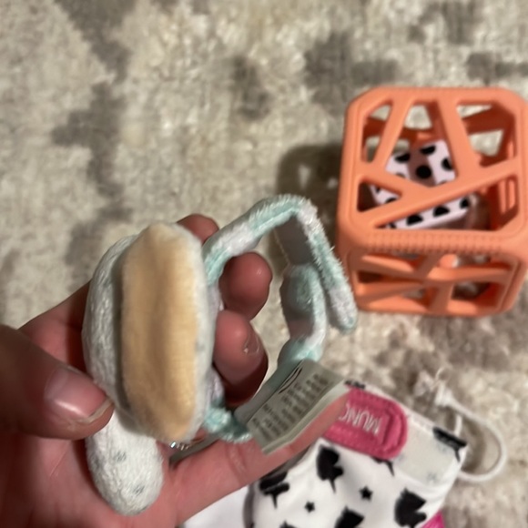 Baby teether set.  Bibs pacifiers (6-18m), munch mitt, teether toy & hand rattle - Picture 8 of 8